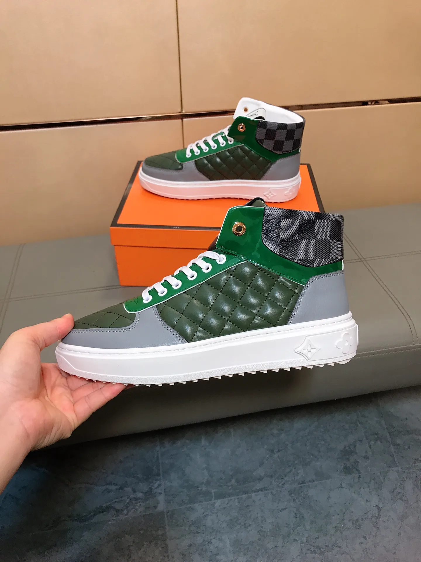 Factory price 400 👟👟🤝 (LV Louis Vuitton) New Korean style high-top casual shoes for men [Proud] hot style, imported cowhide with original printing, genuine leather lining, wear-resistant and non-slip rubber outsole. If you are still worried about wearing matching shoes, then these shoes are your best choice! Code number: 38-44